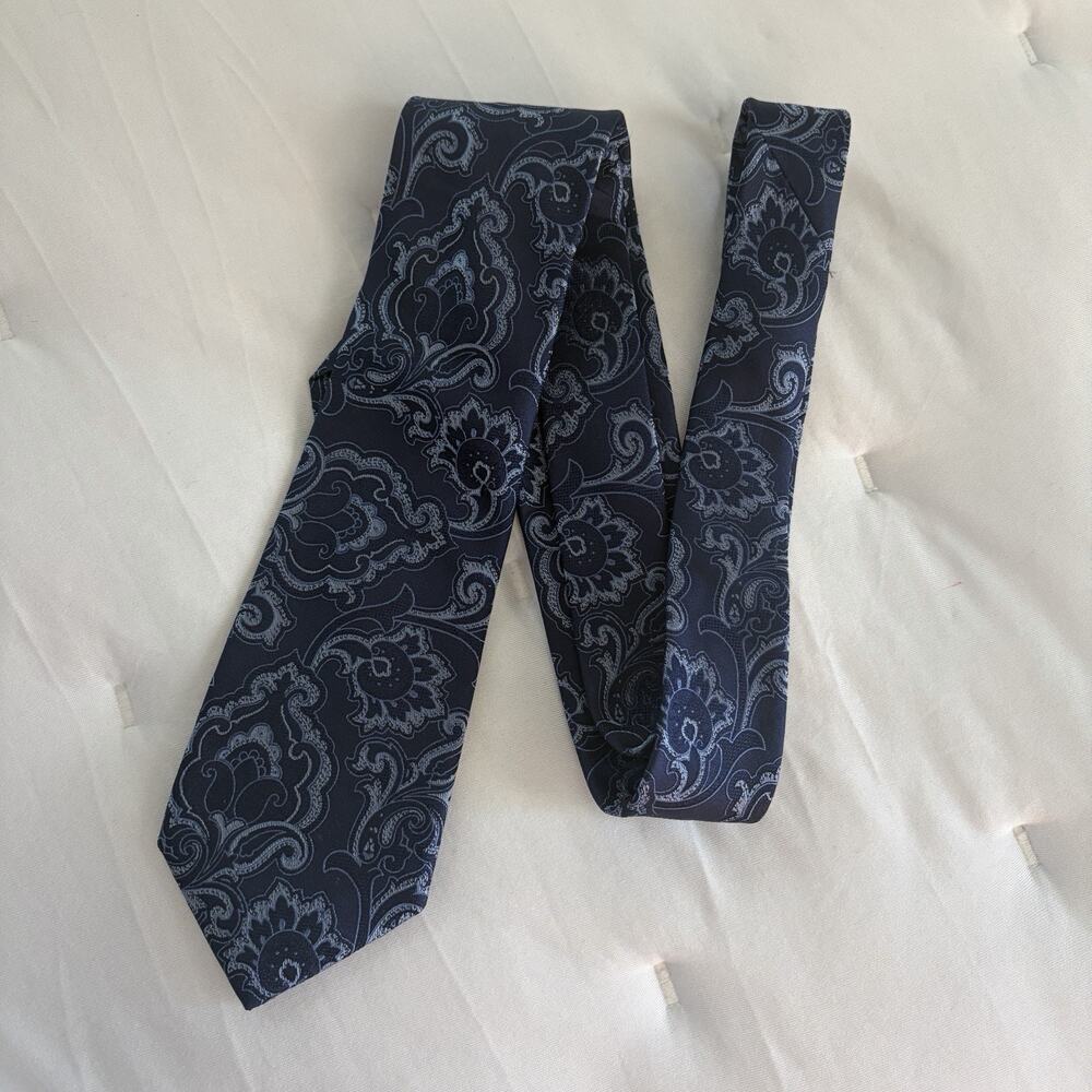 Michael Kors Blue Damask-inspired Necktie 100% Silk, elegant, preppy, business